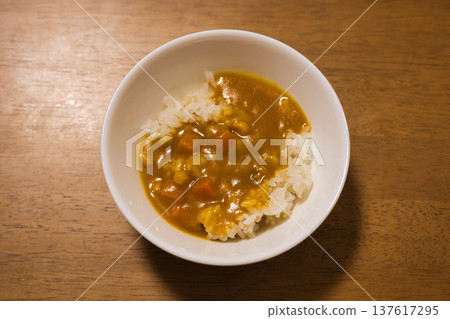 美味的咖哩飯盛在碗裡 美味的咖哩飯盛在碗裡 137617295