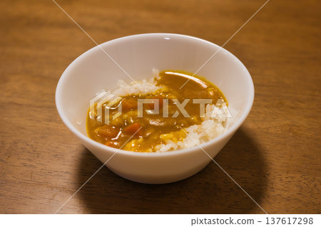 美味的咖哩飯盛在碗裡 美味的咖哩飯盛在碗裡 137617298