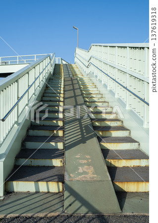 行人天橋上的樓梯和坡道 行人天橋上的樓梯和坡道 137619318