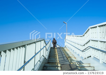 通往藍天的階梯、行人天橋和行人 137619319