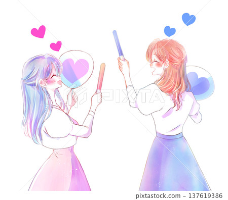 兩名女子手持扇子和螢光棒，為她們喜愛的偶像加油。 137619386