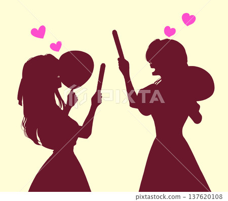 兩名女子手持扇子和螢光棒,還有緞帶和剪影 兩名女子手持扇子和螢光棒,還有緞帶和剪影 137620108