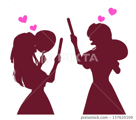 兩名女子手持扇子和螢光棒,還有緞帶和剪影 兩名女子手持扇子和螢光棒,還有緞帶和剪影 137620109