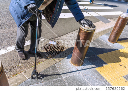 日本橫濱的城市景觀。猶豫……腳步……恐懼……拄著拐杖的老人……危險的人行道上，一道黑影搖曳……人生究竟是什麼…… 137620262