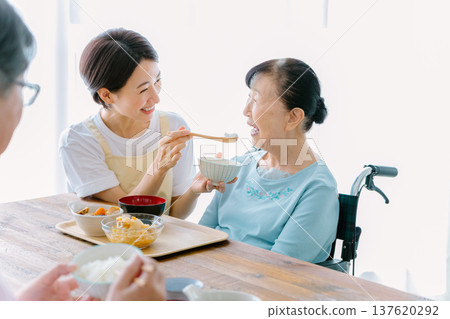 一對老年夫婦和一位護理人員一起用餐 一對老年夫婦和一位護理人員一起用餐 137620292