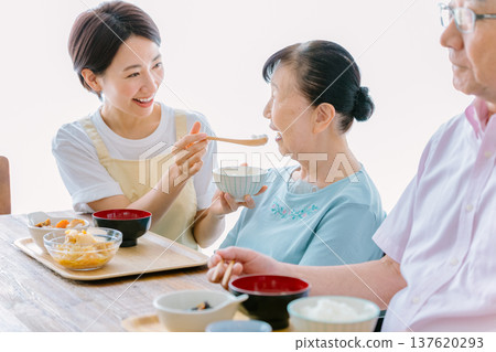 一對老年夫婦和一位護理人員一起用餐 一對老年夫婦和一位護理人員一起用餐 137620293