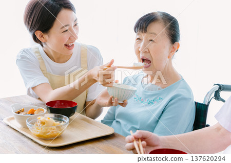 一對老年夫婦和一位護理人員一起用餐 一對老年夫婦和一位護理人員一起用餐 137620294