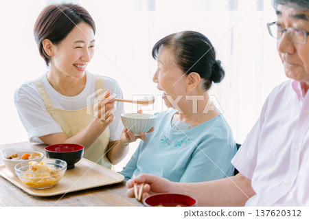一對老年夫婦和一位護理人員一起用餐 137620312