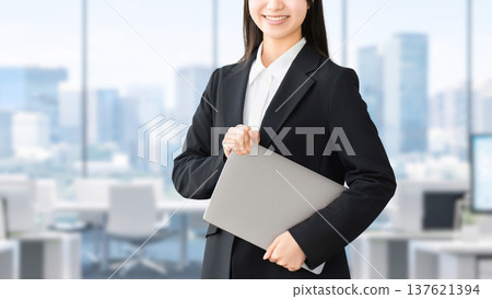 擁有電腦的年輕女性/職業女性 137621394