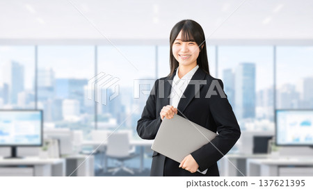 擁有電腦的年輕女性/職業女性 137621395