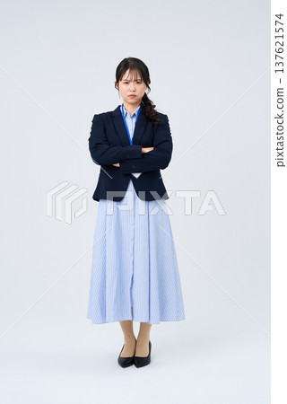 一個看起來很緊張的女商人 137621574