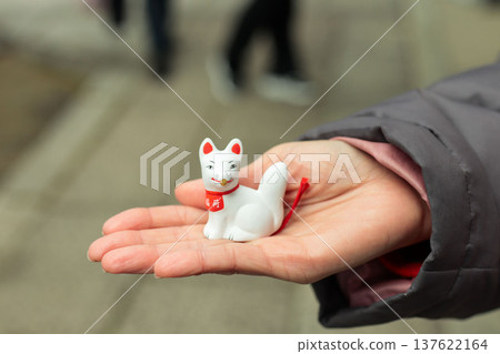Fox omikuji in the palm of your hand 137622164