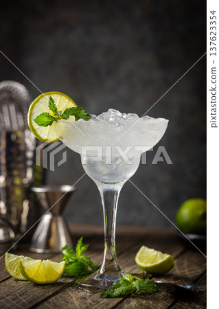 Cocktail margarita with lime 137623354