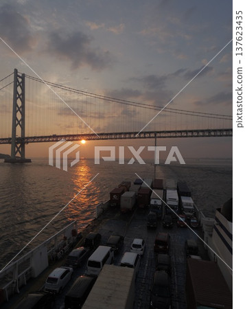 日落時分的明石海峽大橋和渡輪 日落時分的明石海峽大橋和渡輪 137623435