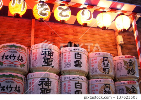 居酒屋燈籠、貓咪和清酒桶，構成了一幅寧靜的畫面。 137623503