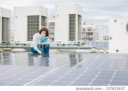 檢查太陽能電池板的女工 137625637