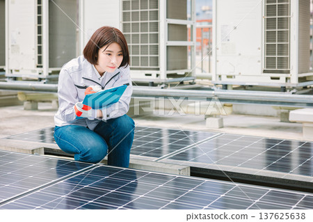檢查太陽能電池板的女工 137625638