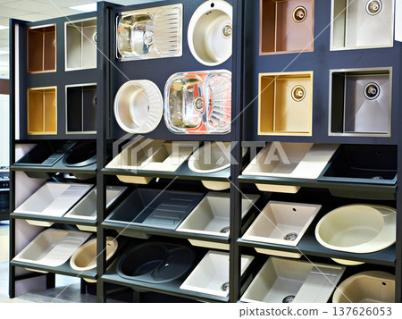 Exhibition of kitchen sinks in store 137626053