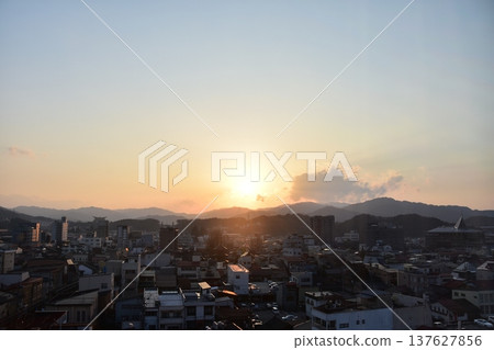 日本岐阜縣高山市—市中心的城市景觀和美麗的日落—從高層建築上拍攝的鳥瞰圖 137627856