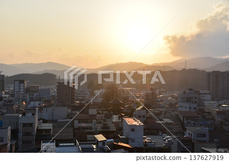 日本岐阜縣高山市-從高層建築上俯瞰城市景觀和美麗的日落,正對著市中心的三層寶塔。 日本岐阜縣高山市-從高層建築上俯瞰城市景觀和美麗的日落,正對著市中心的三層寶塔。 137627919