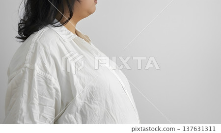 一位身穿白襯衫的豐滿女性的側臉 137631311