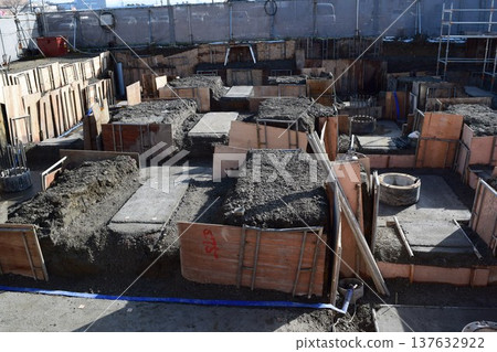 建設中的建築地基施工現場 137632922