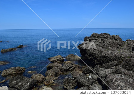 長著奇石的岩石海岸的莊內海岸的岩石景觀 137633034