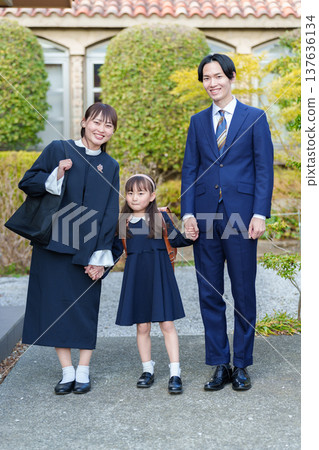 Entrance ceremony: A girl carrying a school bag 137636134