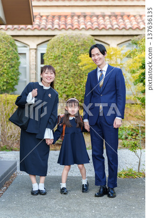 Entrance ceremony: A girl carrying a school bag 137636135