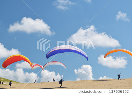 年輕人在鳥取沙丘中享受滑翔傘 137636362