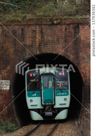 JR四國1500系列柴油動車組駛過厚重的磚砌隧道（照片拍攝於2026年2月20日） 137636382
