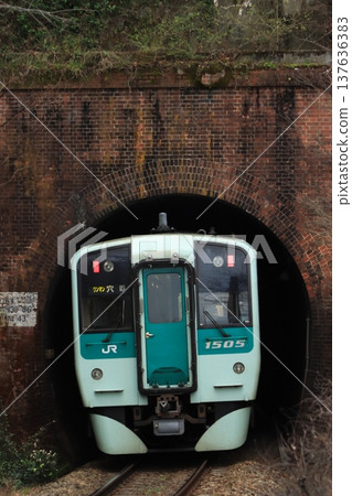 JR四國1500系列柴油動車組駛過厚重的磚砌隧道（照片拍攝於2026年2月20日） 137636383