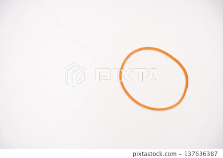 白色背景上的橙色橡皮筋 白色背景上的橙色橡皮筋 137636387