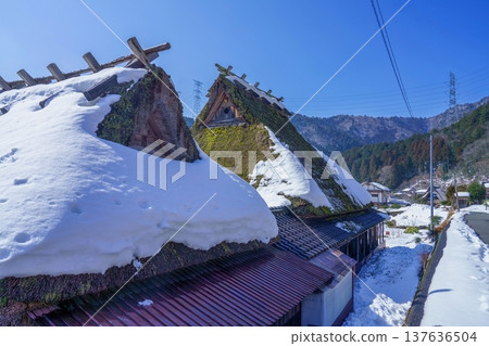 冬季京都宮山茅吹之鄉，可以看到茅草屋頂被白雪覆蓋的傳統城鎮景觀。 137636504