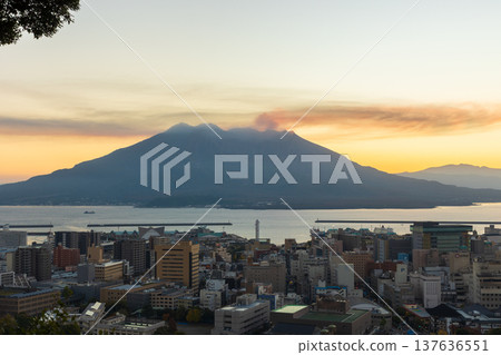鹿兒島縣鹿兒島市的秋景-黎明時分從城山公園眺望櫻島 鹿兒島縣鹿兒島市的秋景-黎明時分從城山公園眺望櫻島 137636551