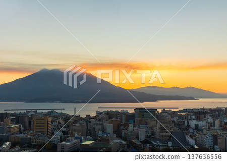 鹿兒島縣鹿兒島市的秋景－黎明時分從城山公園眺望櫻島 137636556