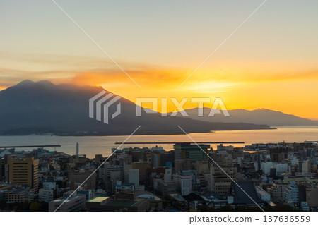 鹿兒島縣鹿兒島市的秋景-黎明時分從城山公園眺望櫻島 鹿兒島縣鹿兒島市的秋景-黎明時分從城山公園眺望櫻島 137636559