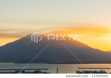 鹿兒島縣鹿兒島市的秋景-黎明時分從城山公園眺望櫻島 鹿兒島縣鹿兒島市的秋景-黎明時分從城山公園眺望櫻島 137636562