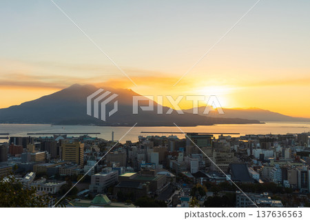 鹿兒島縣鹿兒島市的秋景-黎明時分從城山公園眺望櫻島 鹿兒島縣鹿兒島市的秋景-黎明時分從城山公園眺望櫻島 137636563