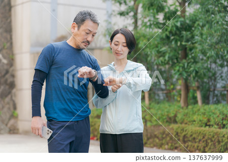 一對夫婦使用智慧手錶來管理他們的健康 一對夫婦使用智慧手錶來管理他們的健康 137637999