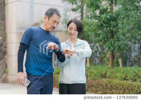 一對夫婦使用智慧手錶來管理他們的健康 一對夫婦使用智慧手錶來管理他們的健康 137638000