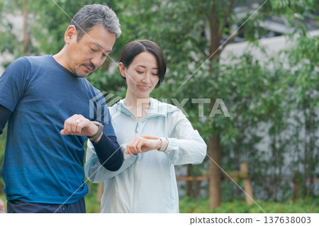 A couple using smartwatches to manage their health A couple using smartwatches to manage their health 137638003