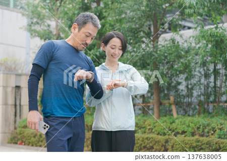 一對夫婦使用智慧手錶來管理他們的健康 一對夫婦使用智慧手錶來管理他們的健康 137638005