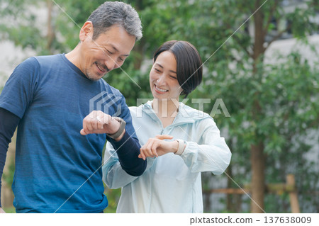 A couple using smartwatches to manage their health A couple using smartwatches to manage their health 137638009