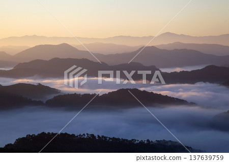 In the early morning, a sea of clouds covers Guksabong Peak in Imsil-gun, Jeollabuk-do. 137639759