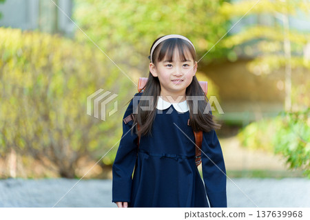 攜帶學校牢房的小學女孩 攜帶學校牢房的小學女孩 137639968