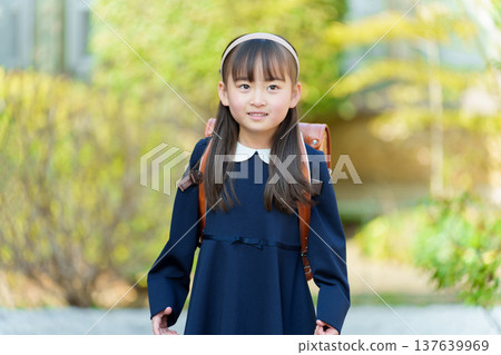 攜帶學校牢房的小學女孩 攜帶學校牢房的小學女孩 137639969