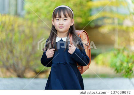 攜帶學校牢房的小學女孩 攜帶學校牢房的小學女孩 137639972