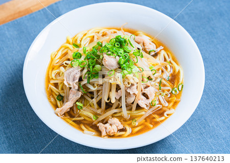 醬油拉麵，配上豆芽菜和豬肉，是一道經典的日式麵條料理。 137640213