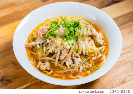 醬油拉麵，配上豆芽菜和豬肉，是一道經典的日式麵條料理。 137640238